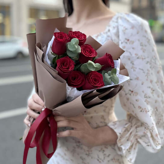 Монобукет №141, 7 красных кенийских роз с эвкалиптом