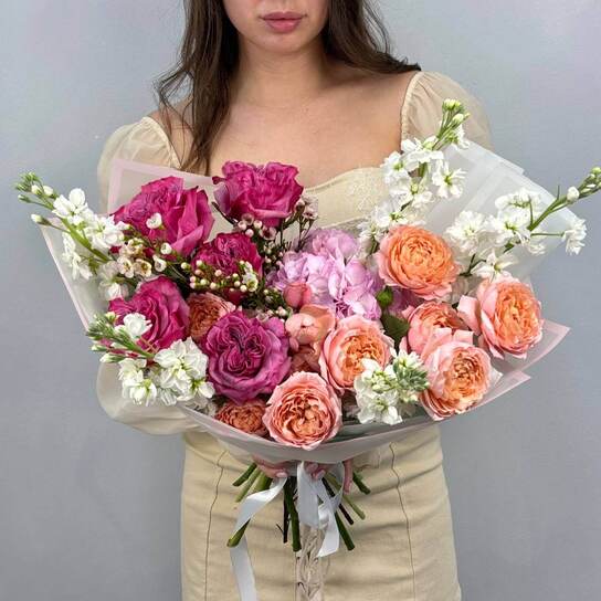 Авторский букет №121 из пышной гортензии и пионовидных роз