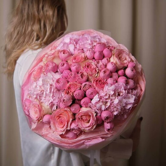 Авторский букет №203 Авторский букет "Полон любви" из роз и гортензий