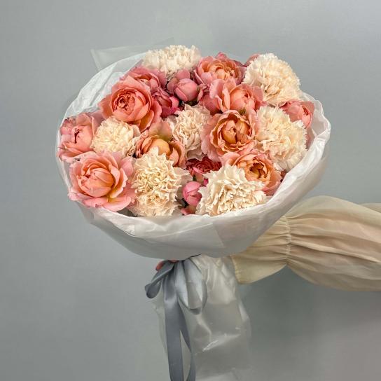 Авторский букет №104 с диантусами и пионовидной розой