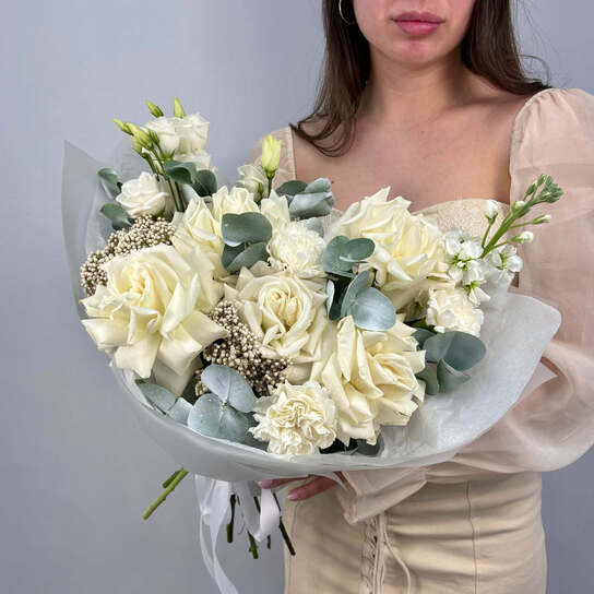 Авторский букет №115 с белыми французскими розами и озотамнусом