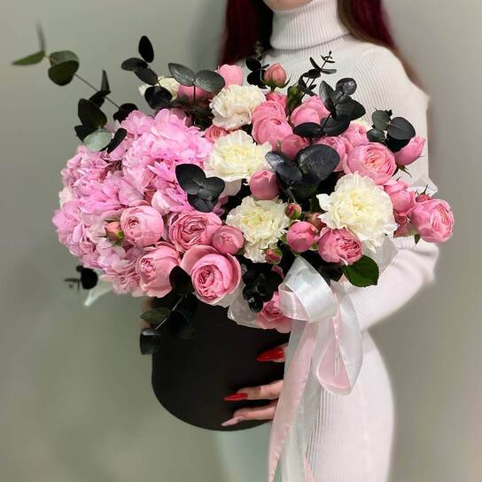 Композиция №102 пышная гортензия с кустовыми розами и диантусами