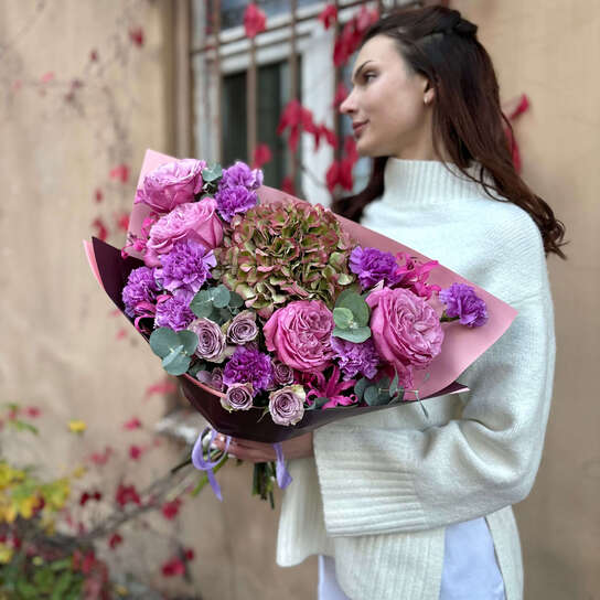 Авторский букет №132 из пионовидных роз и гортензии