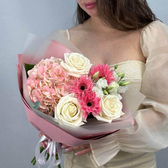 Авторский букет №122 с гортензией, розами и герберами