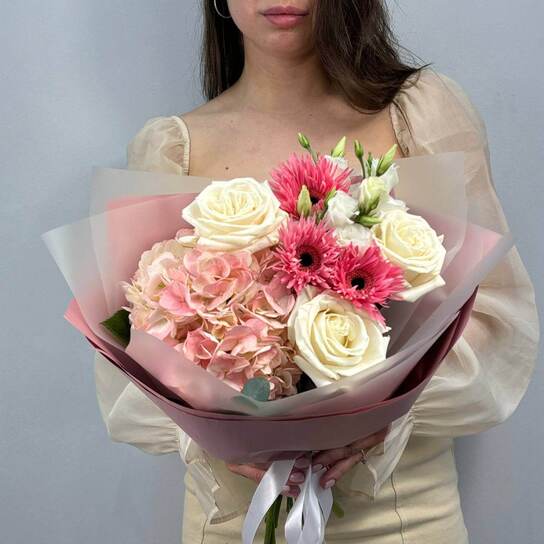 Авторский букет №122 с гортензией, розами и герберами