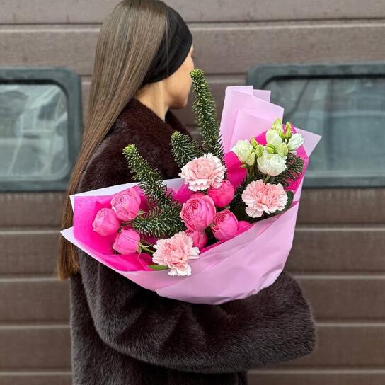 Авторский букет №178 "Зимний салют" из нобилиса и ярких кустовых роз Фото 4