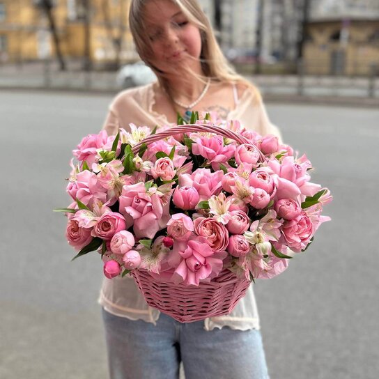 Композиция №168 в розовой плетеной корзине из роз и альстромерий Фото 3