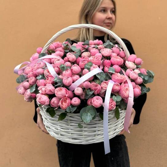 Композиция №136 Плетеная корзина с 51 кустовой розой Сильва Пинк