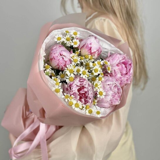 Авторский букет №287 Пионы и ромашки