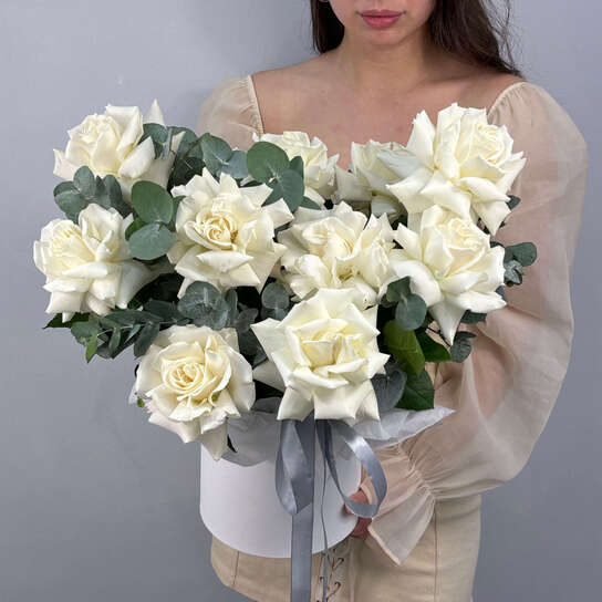 Композиция №101, белые французские розы и эвкалипт