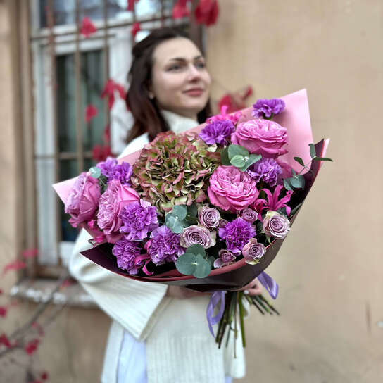 Авторский букет №132 из пионовидных роз и гортензии