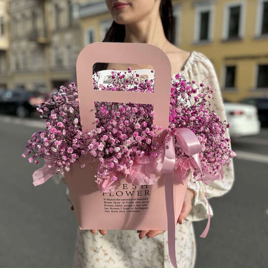 Композиция №112 с воздушной розовой гипсофилой в крафтовой сумке, размер M