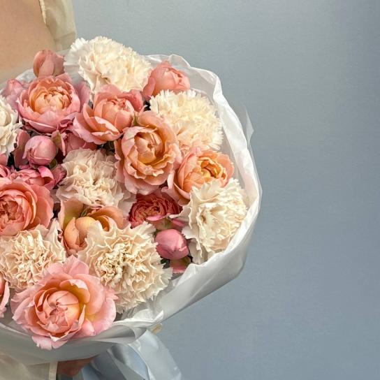 Авторский букет №104 с диантусами и пионовидной розой