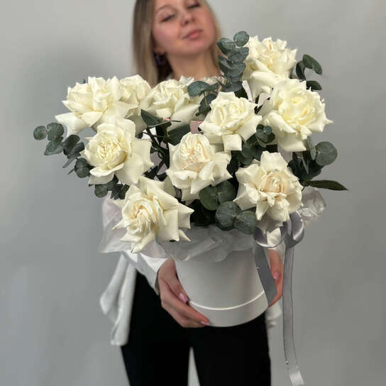 Композиция №130 из белых французских роз и эвкалипта