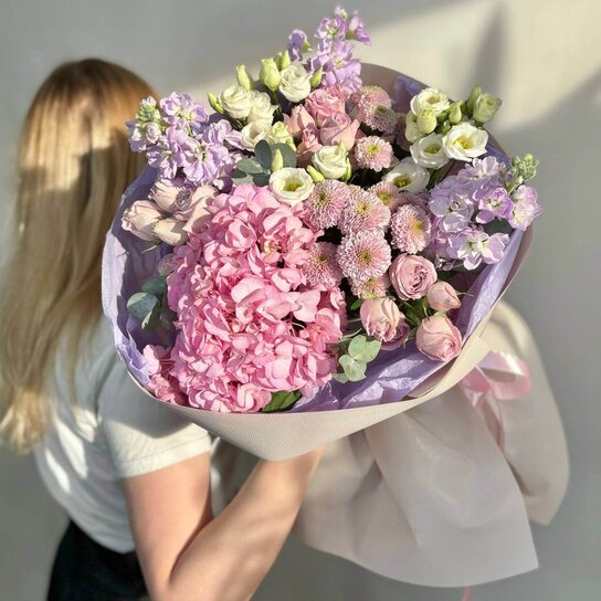 Авторский букет №241 из гортензии, сантини, маттиолы и кустовых роз