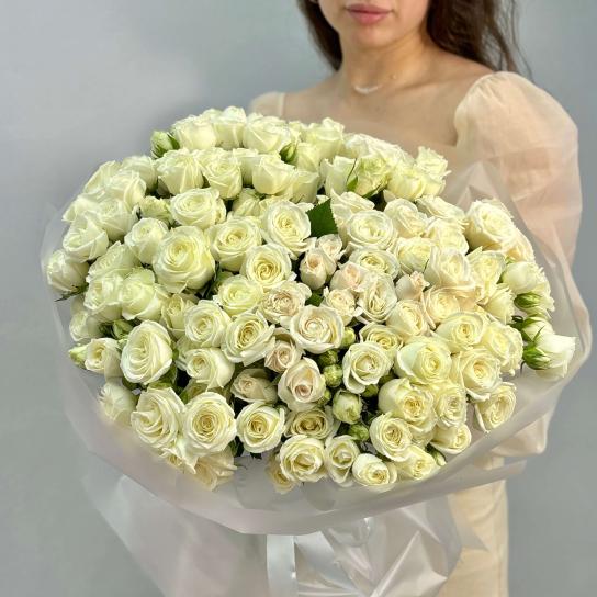 Монобукет №107, 45 кустовых белых роз 55 см, Эквадор