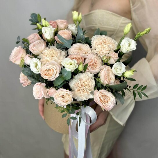 Композиция №172  в коробке персикового цвета из пионовидных роз и эустомы