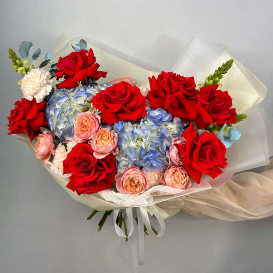 Авторский букет №113 с красными французскими розами и гортензией