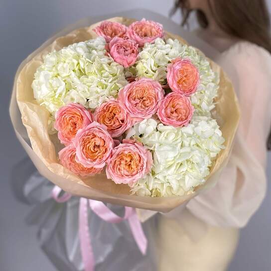 Авторский букет №141 из гортензий пионовидных роз Джульетта