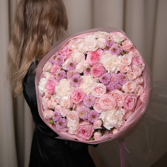 Авторский букет №201 Авторский букет "Радость" из кустовых роз, диантусов и сантини Фото 3