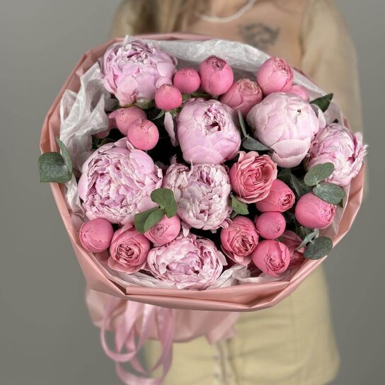 Авторский букет №284  с пионами и пионовидными розами