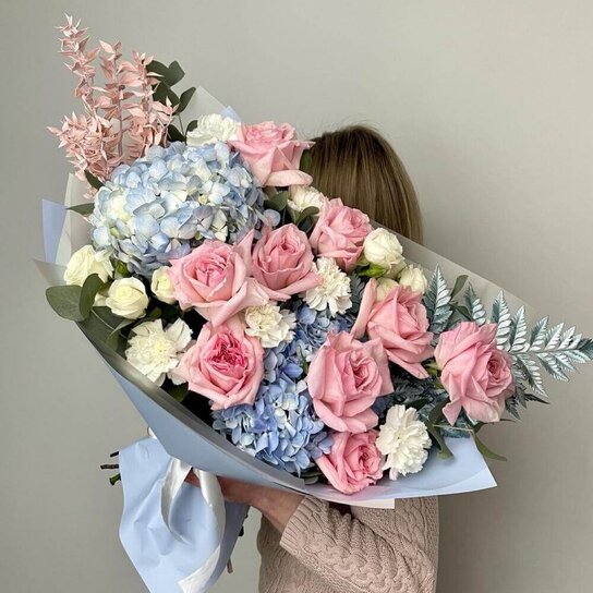 Авторский букет №300 с розами и гортензией