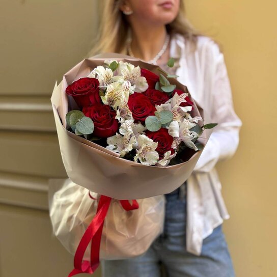 Авторский букет №254 из роз, альстромерий и эвкалипта Фото 3