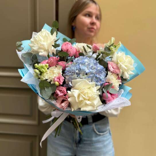 Авторский букет №157 из роз, гортензий, сантини, гвоздик и лизиантуса