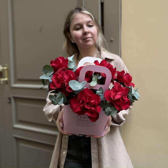 Композиция №133 из красных французских роз с эвкалиптом в крафтовой сумочке