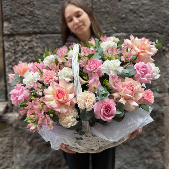 Корзина №107 французских роз и альстромерий