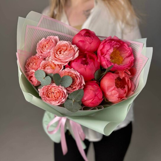 Авторский букет №229 из пионов и кустовых роз