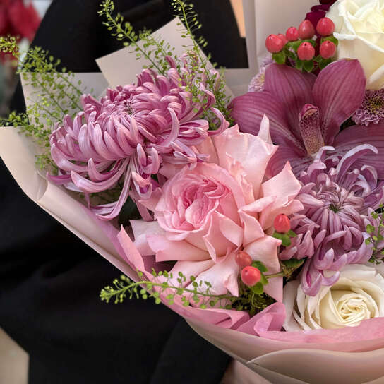 Авторский букет №136 из хризантем, роз и орхидей