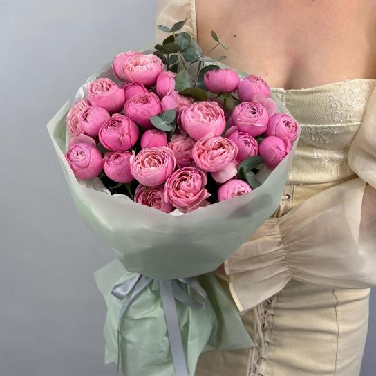 Монобукет №123, пионовидные розы Silva pink и эвкалипт