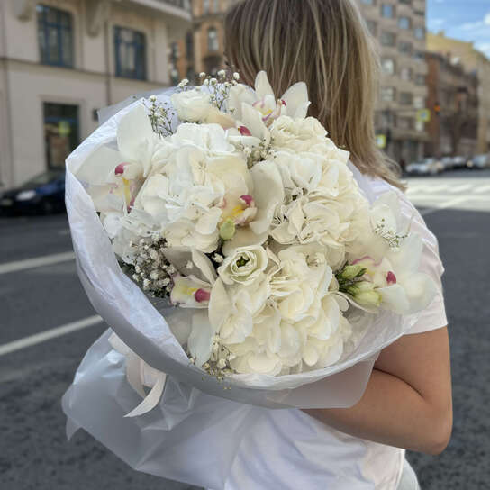 Авторский букет №128 из белой гортензии и цимбидиума