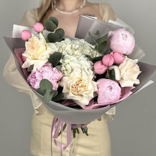 Авторский букет №283 пионы,гортензия и розы
