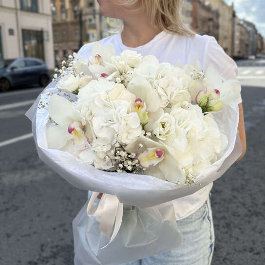 Авторский букет №128 из белой гортензии и цимбидиума