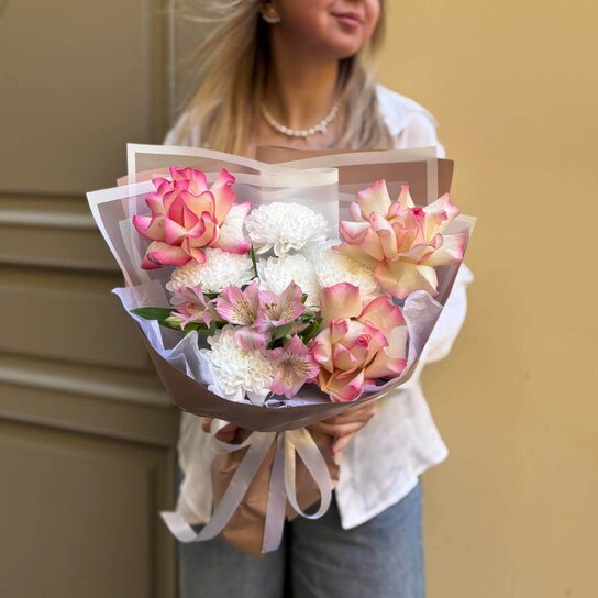 Авторский букет №255 из французских роз, хризантемы и альстромерии Фото 2