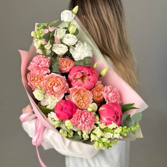 Авторский букет №231 из пионов, эустом и кустовых роз