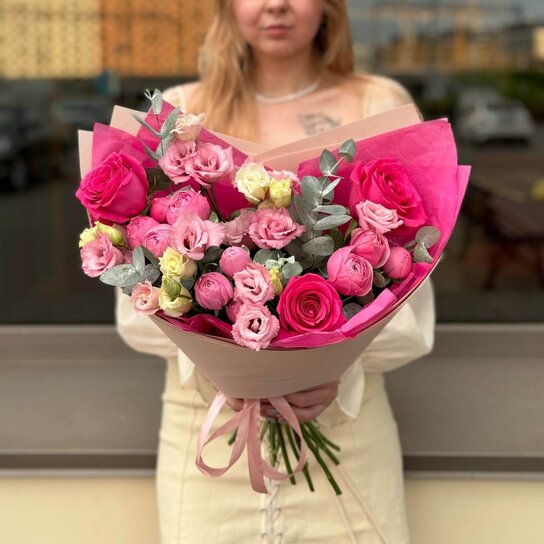 Авторский букет №243 из роз и эустомы