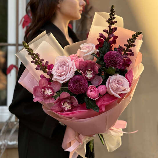 Авторский букет №130 из орхидей, роз и хризантем