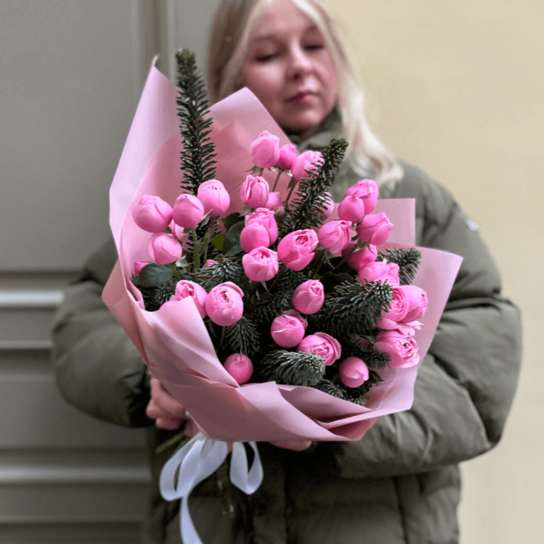 Авторский букет №170 "Еловая роза" из кустовых пионовидных роз и нобилиса Фото 3
