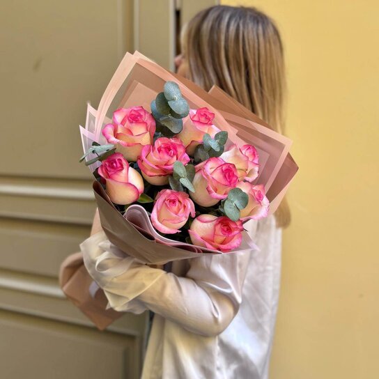 Монобукет №217 из 9 розовых роз и эвкалипта Фото 4