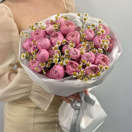 Авторский букет №108 с пионовидными розами и матрикариями