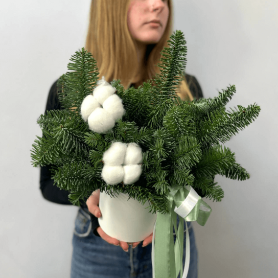 Композиция №139  в шляпной коробке с нобилисом и натуральным хлопком