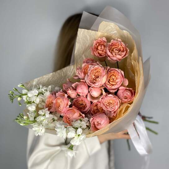 Авторский букет №140 из пионовидных роз Джульетта и маттиолы