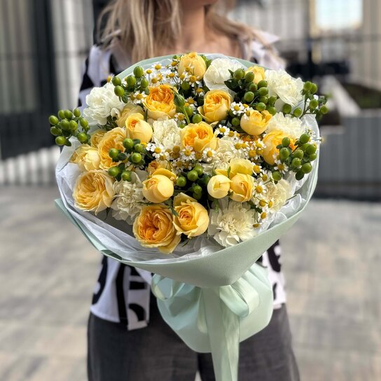 Авторский букет №395 из роз, ромашек и диантусов