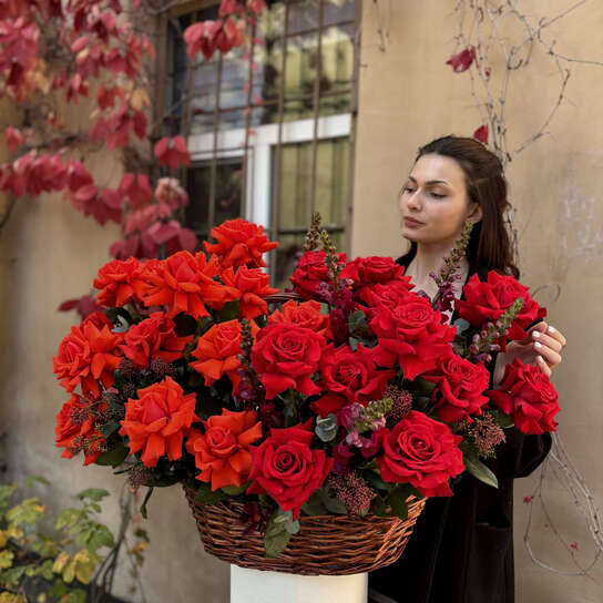 Корзина №102 из ярких французских роз и антирринума