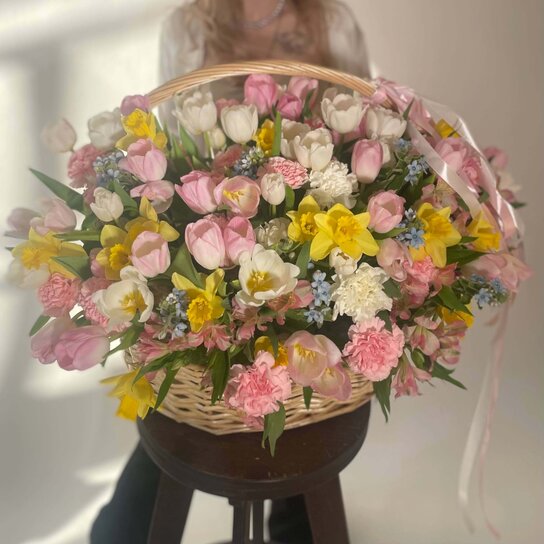 Композиция №158 "Дофаминовая корзина тюльпанов" Фото 2