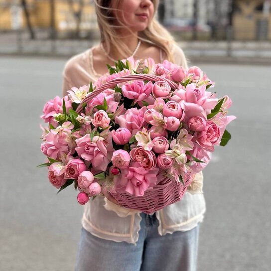 Композиция №168 в розовой плетеной корзине из роз и альстромерий