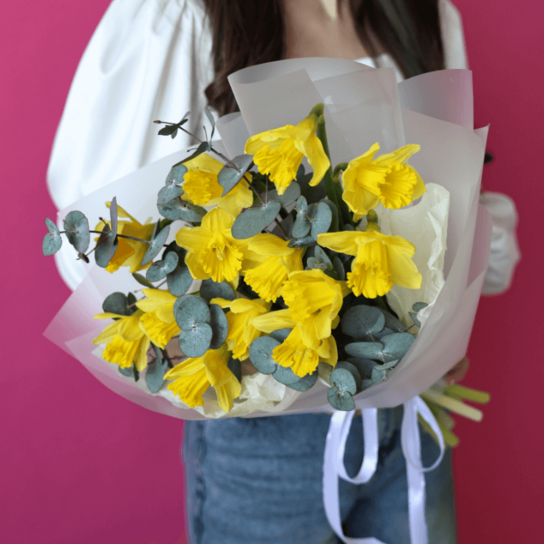 Монобукет №176 из 13 ярких нарциссов с ароматным эвкалиптом Фото 3